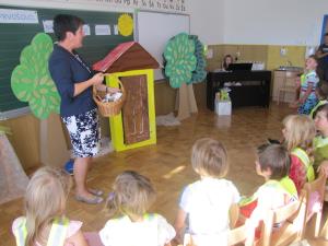 Učiteljica s košarico daril za svoje učence